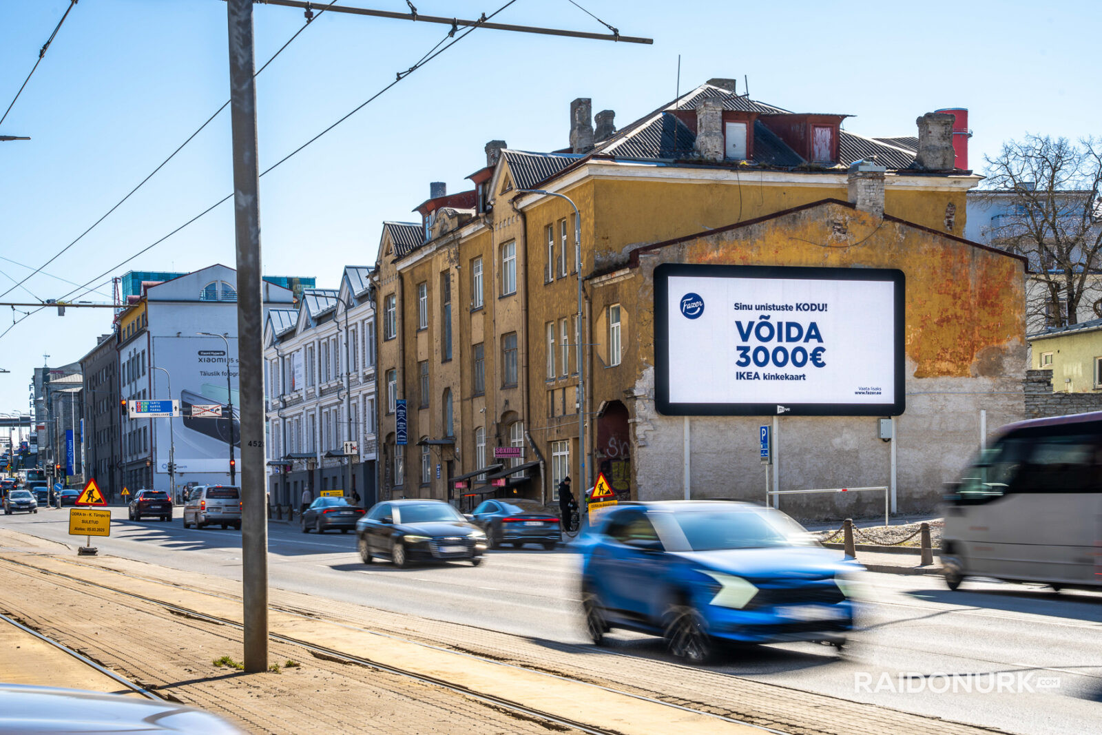 Välimeedia reklaamikampaaniad Tallinna tänavatel, suured digitaalekraanid ja plakatid linnaliikluse taustal.