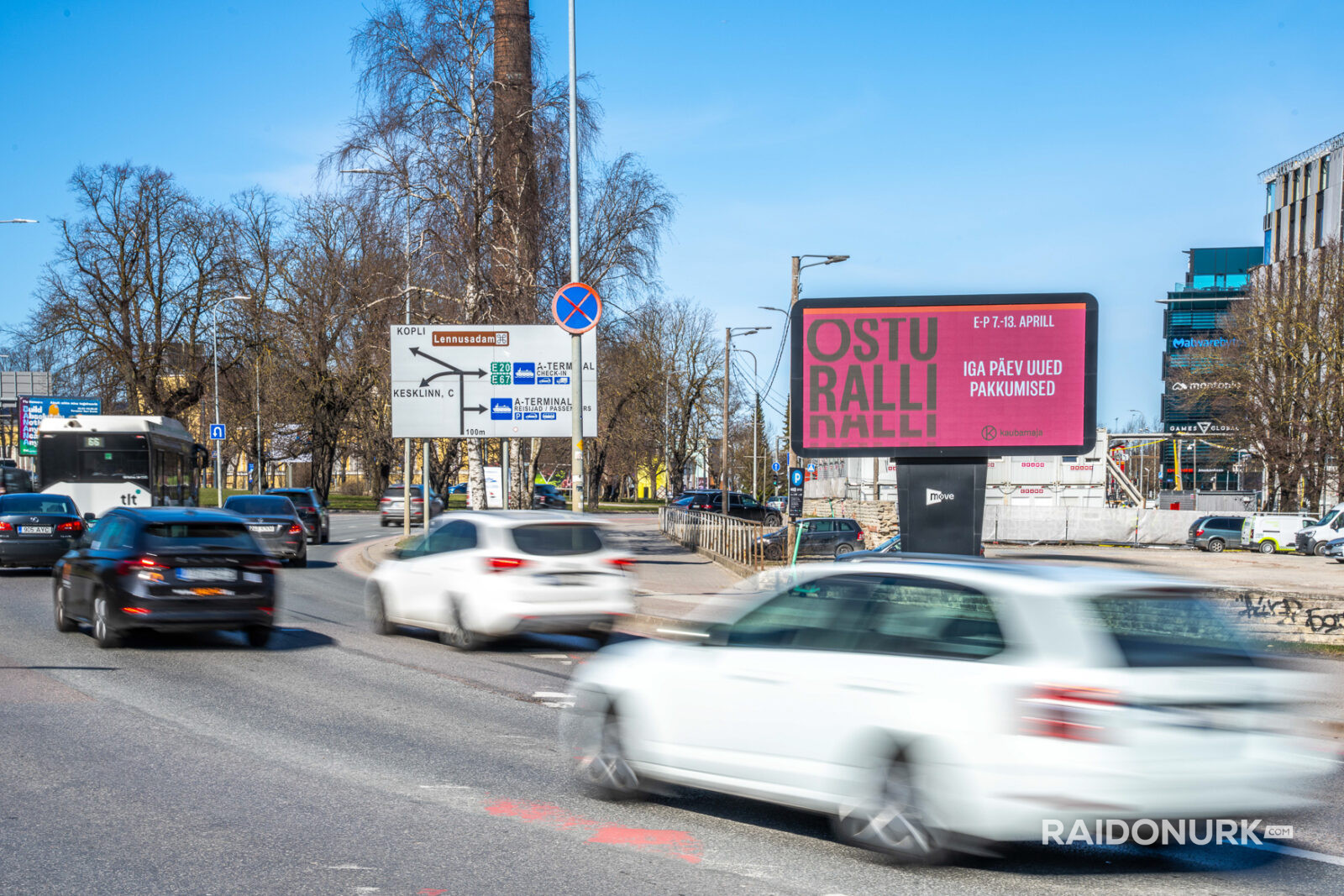 Välimeedia reklaamikampaaniad Tallinna tänavatel, suured digitaalekraanid ja plakatid linnaliikluse taustal.