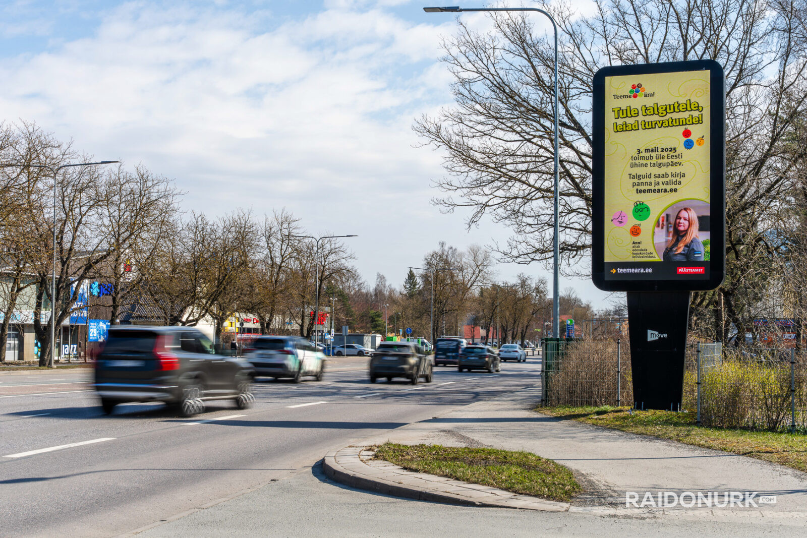 Välimeedia reklaamikampaaniad Tallinna tänavatel, suured digitaalekraanid ja plakatid linnaliikluse taustal.