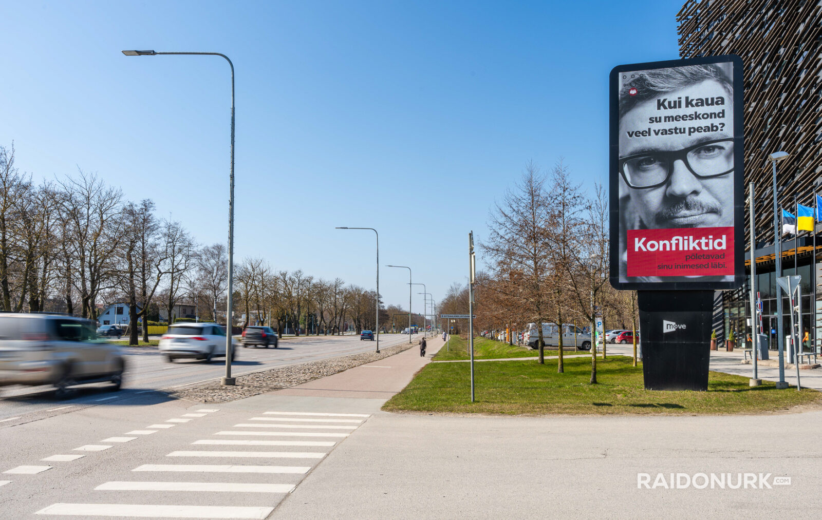 Välimeedia reklaamikampaaniad Tallinna tänavatel, suured digitaalekraanid ja plakatid linnaliikluse taustal.