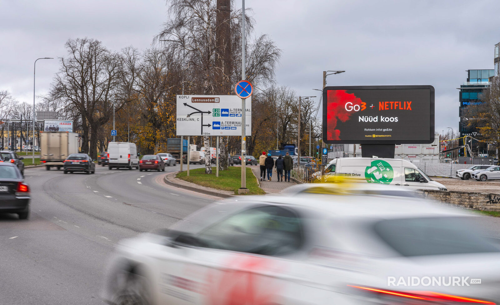 Välimeedia reklaamikampaaniad Tallinna tänavatel, suured digitaalekraanid ja plakatid linnaliikluse taustal.