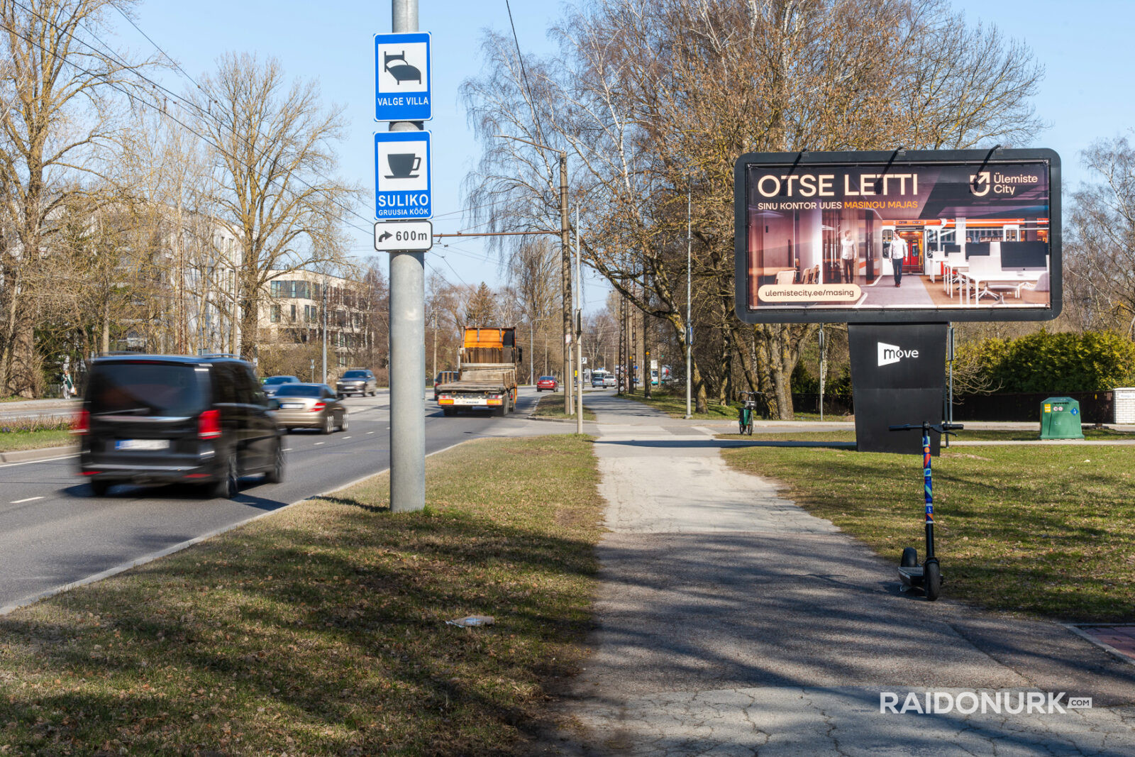 Välimeedia reklaamikampaaniad Tallinna tänavatel, suured digitaalekraanid ja plakatid linnaliikluse taustal.
