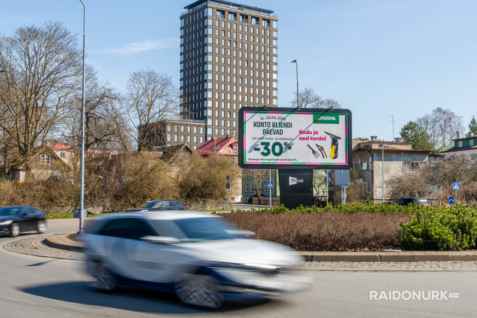 Välimeedia reklaamikampaaniad Tallinna tänavatel, suured digitaalekraanid ja plakatid linnaliikluse taustal.