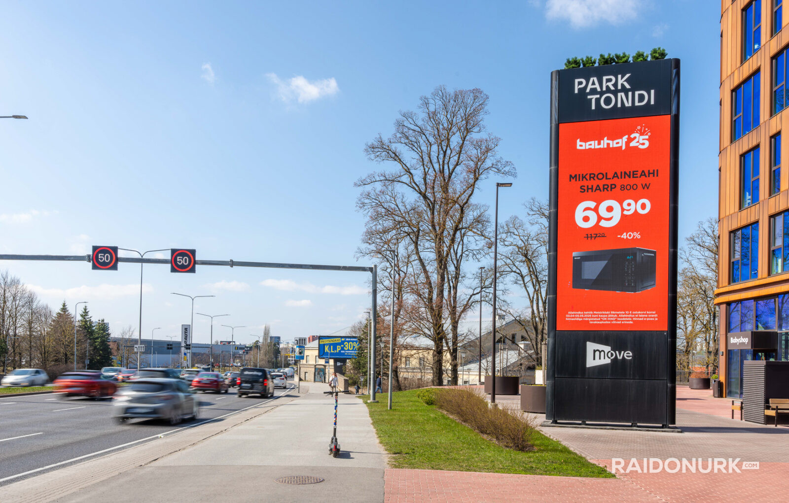 Välimeedia reklaamikampaaniad Tallinna tänavatel, suured digitaalekraanid ja plakatid linnaliikluse taustal.