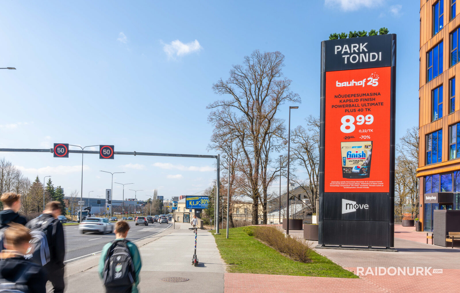 Välimeedia reklaamikampaaniad Tallinna tänavatel, suured digitaalekraanid ja plakatid linnaliikluse taustal.