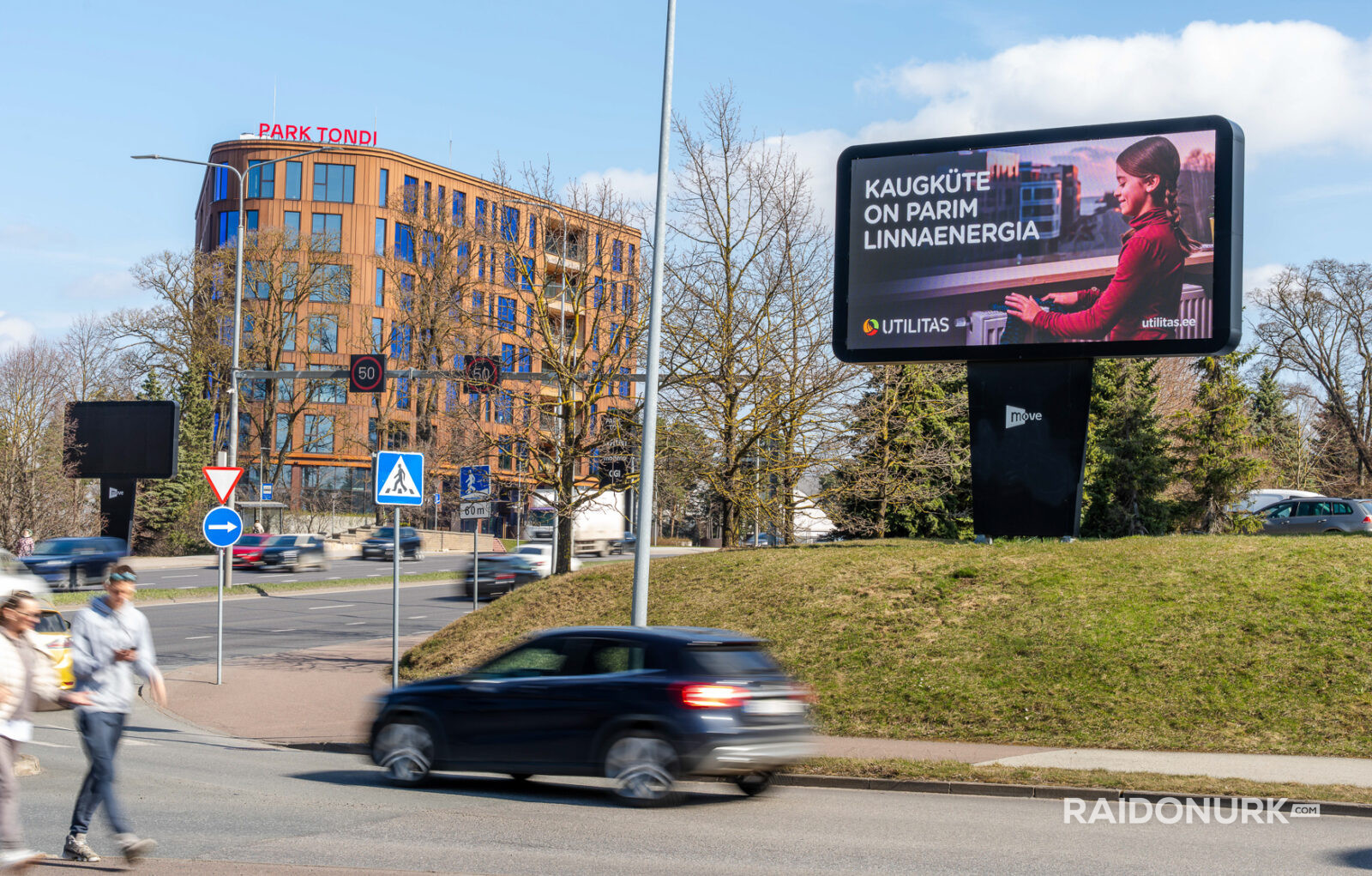 Välimeedia reklaamikampaaniad Tallinna tänavatel, suured digitaalekraanid ja plakatid linnaliikluse taustal.