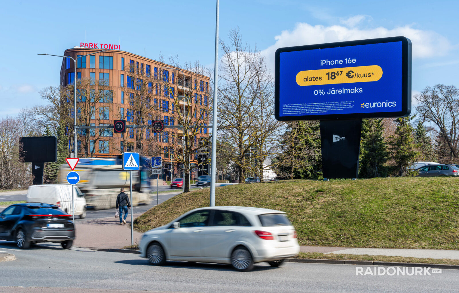 Välimeedia reklaamikampaaniad Tallinna tänavatel, suured digitaalekraanid ja plakatid linnaliikluse taustal.
