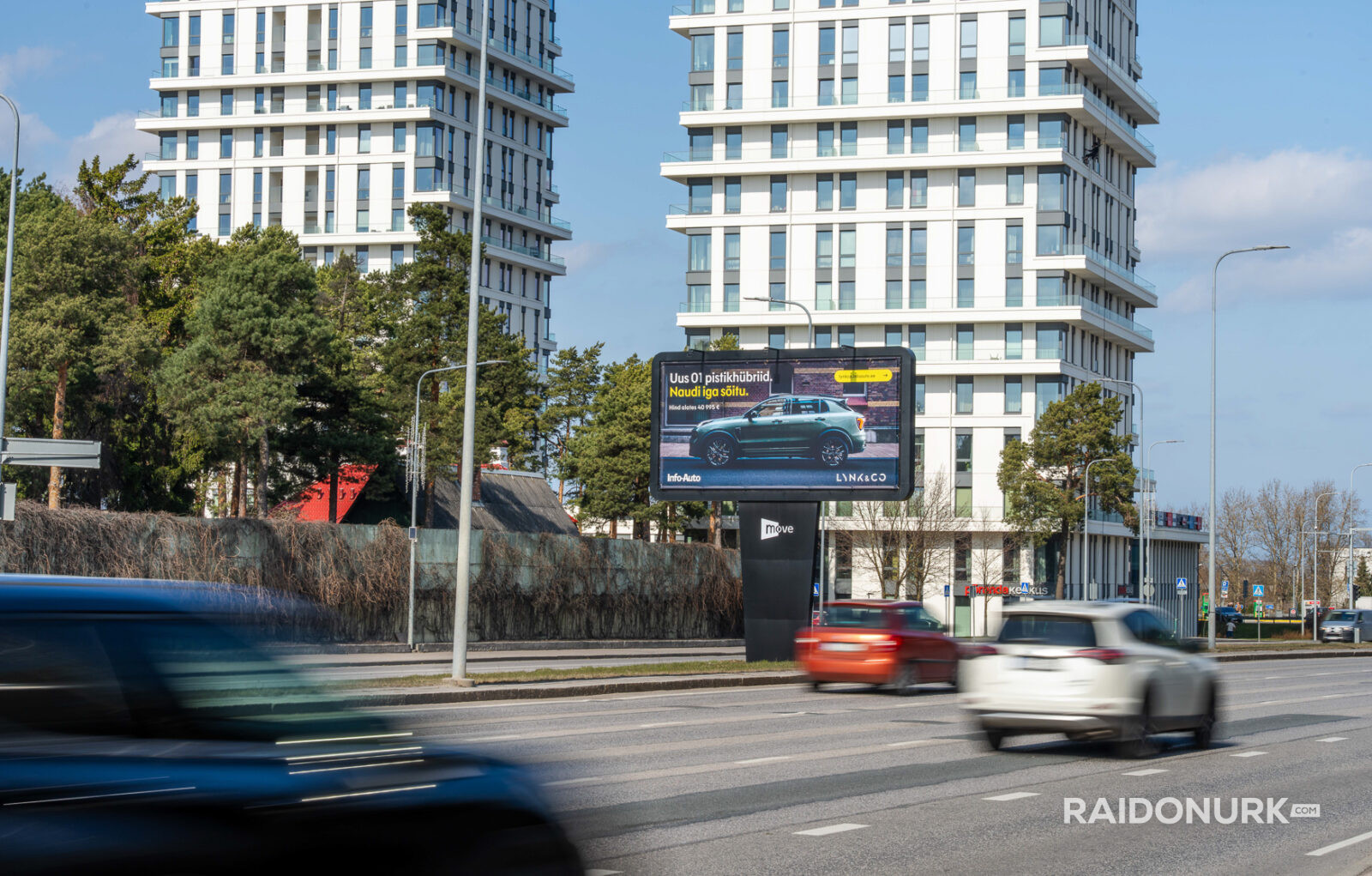 Välimeedia reklaamikampaaniad Tallinna tänavatel, suured digitaalekraanid ja plakatid linnaliikluse taustal.