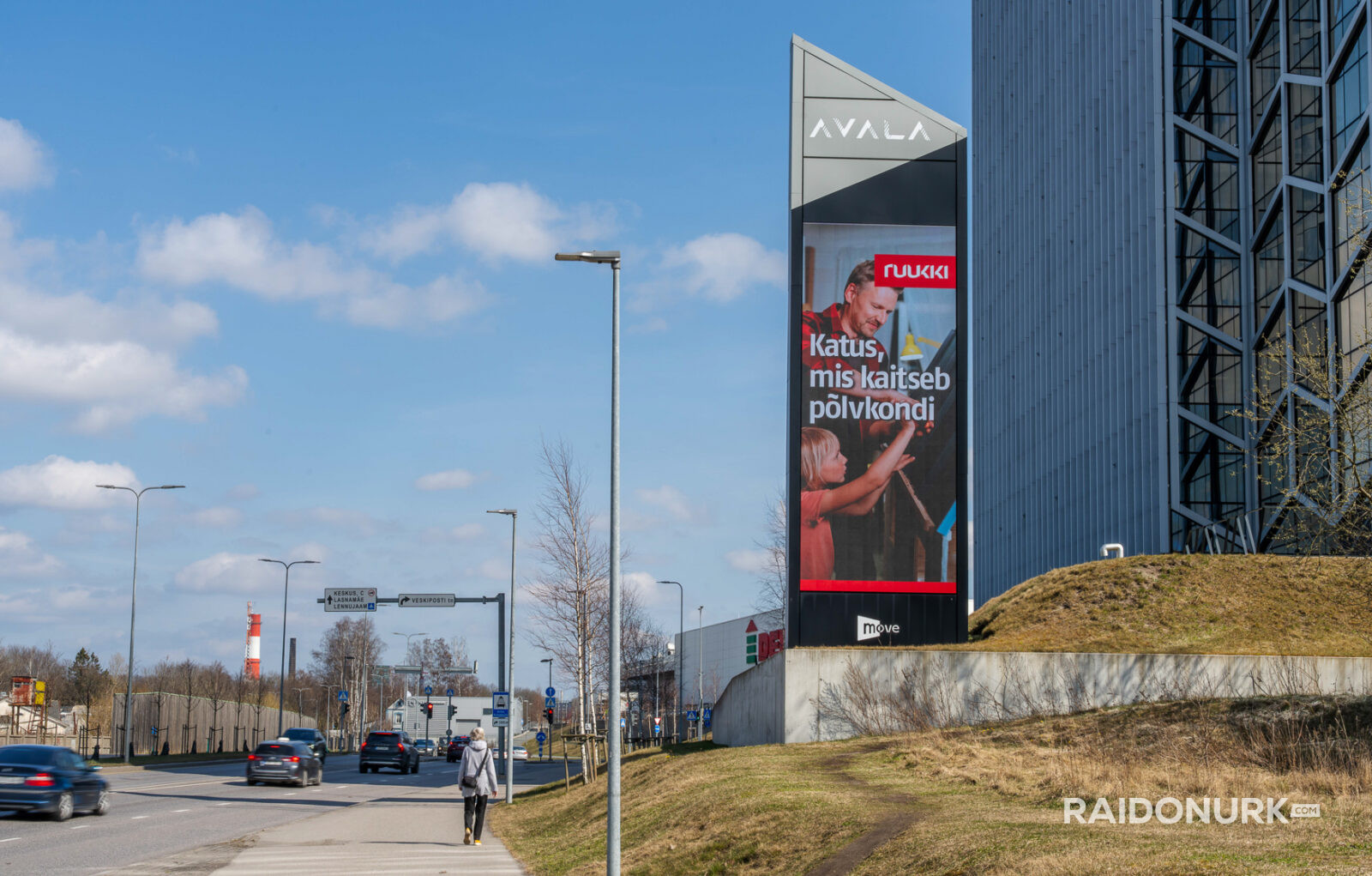 Välimeedia reklaamikampaaniad Tallinna tänavatel, suured digitaalekraanid ja plakatid linnaliikluse taustal.