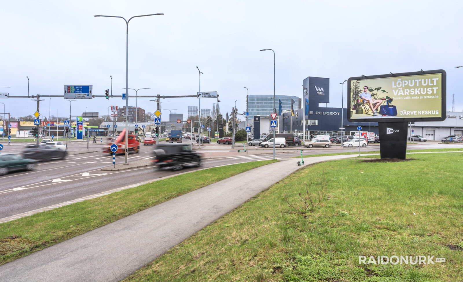 Välimeedia reklaamikampaaniad Tallinna tänavatel, suured digitaalekraanid ja plakatid linnaliikluse taustal.