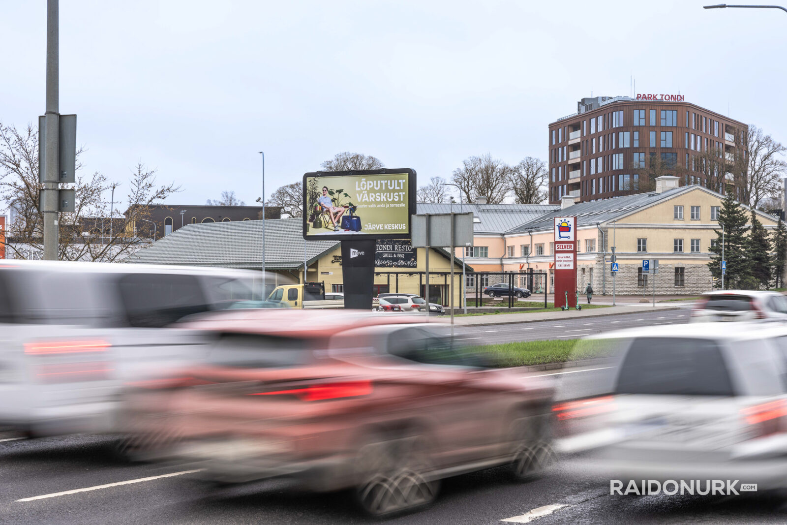Välimeedia reklaamikampaaniad Tallinna tänavatel, suured digitaalekraanid ja plakatid linnaliikluse taustal.
