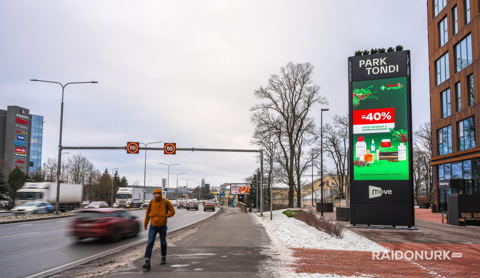 Välimeedia reklaamikampaaniad Tallinna tänavatel, suured digitaalekraanid ja plakatid linnaliikluse taustal.
