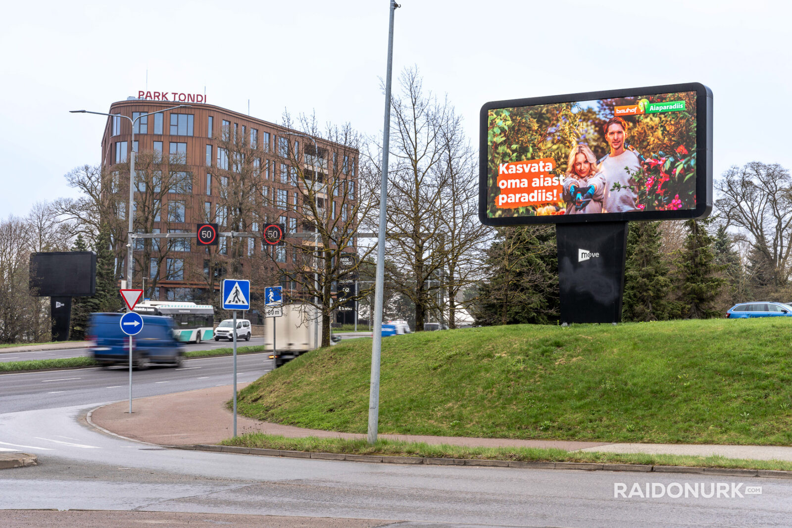 Välimeedia reklaamikampaaniad Tallinna tänavatel, suured digitaalekraanid ja plakatid linnaliikluse taustal.