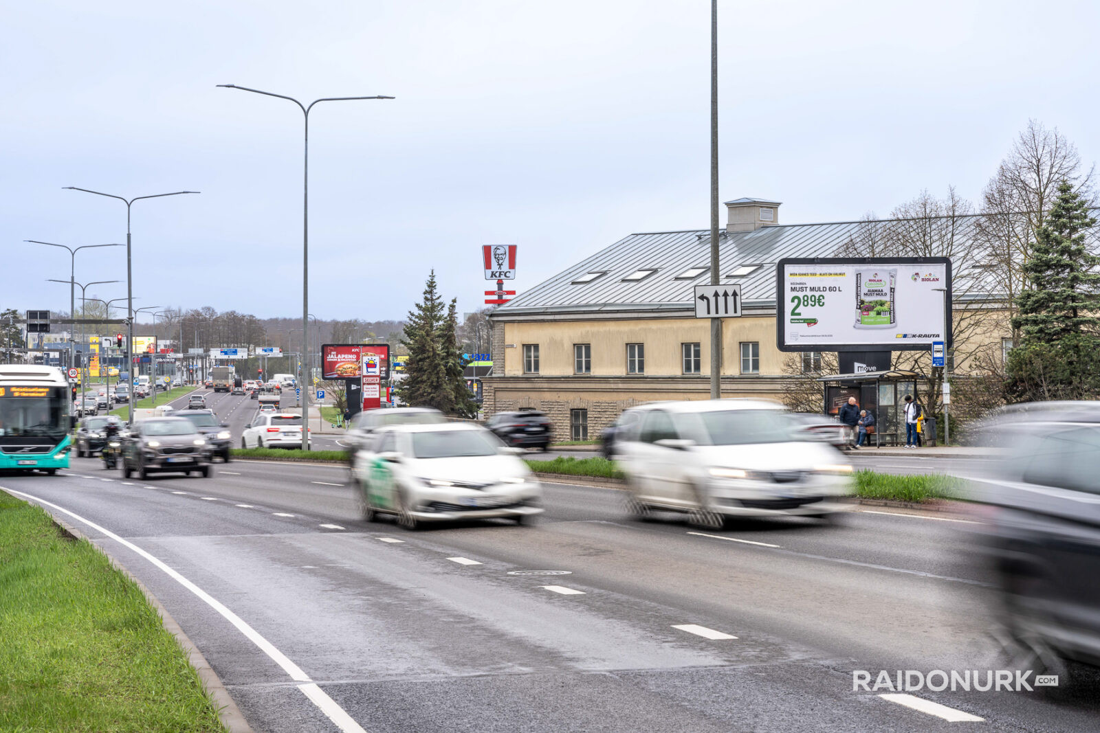 Välimeedia reklaamikampaaniad Tallinna tänavatel, suured digitaalekraanid ja plakatid linnaliikluse taustal.