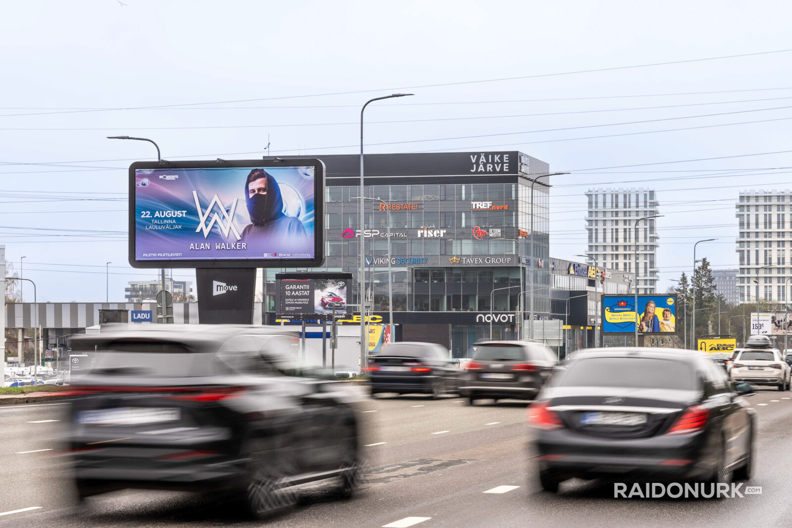 Välimeedia reklaamikampaaniad Tallinna tänavatel, suured digitaalekraanid ja plakatid linnaliikluse taustal.