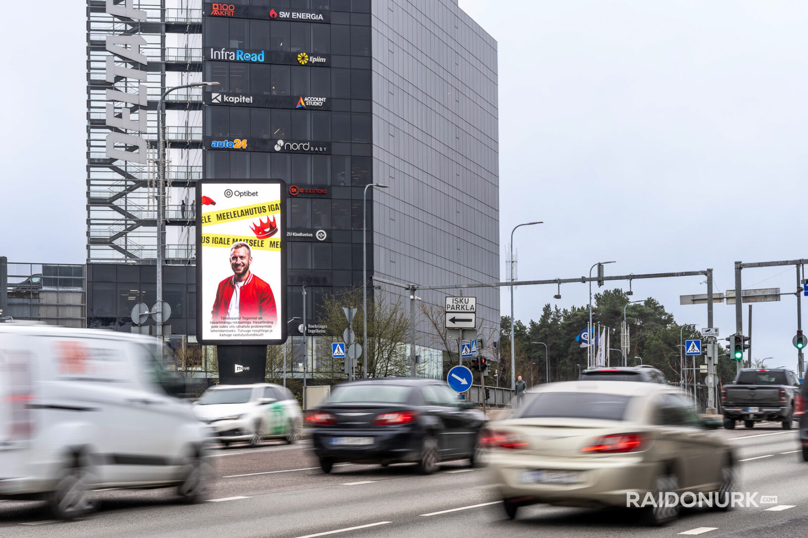 Välimeedia reklaamikampaaniad Tallinna tänavatel, suured digitaalekraanid ja plakatid linnaliikluse taustal.