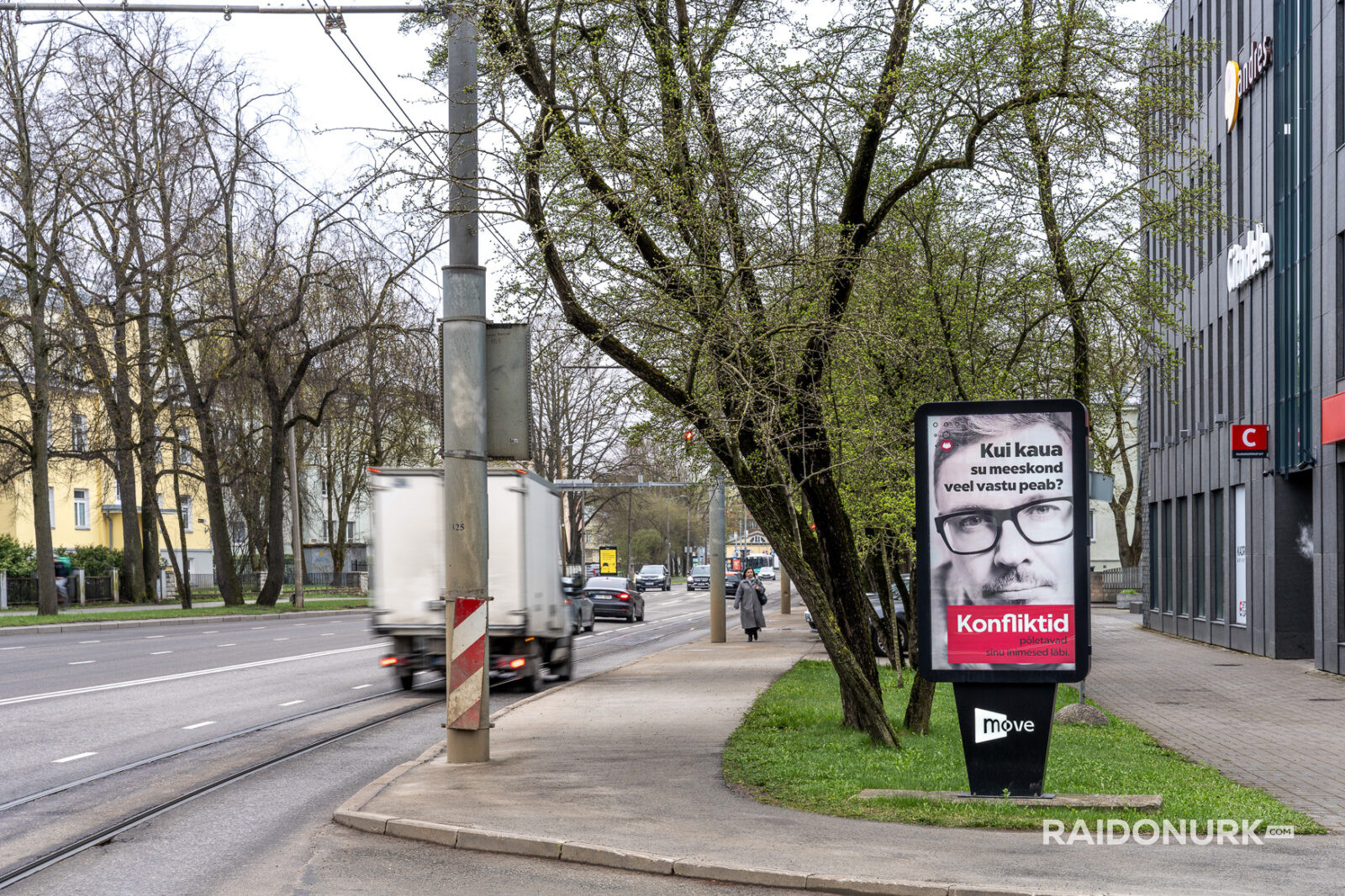 Välimeedia reklaamikampaaniad Tallinna tänavatel, suured digitaalekraanid ja plakatid linnaliikluse taustal.