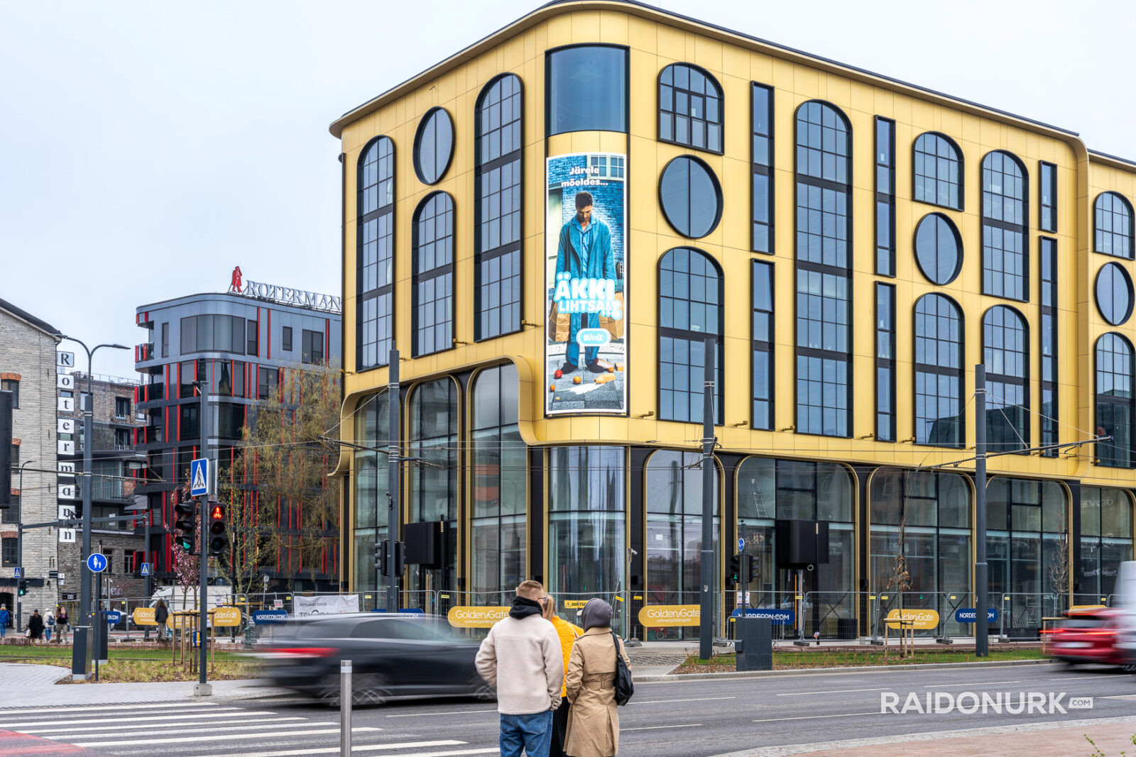 Välimeedia reklaamikampaaniad Tallinna tänavatel, suured digitaalekraanid ja plakatid linnaliikluse taustal.