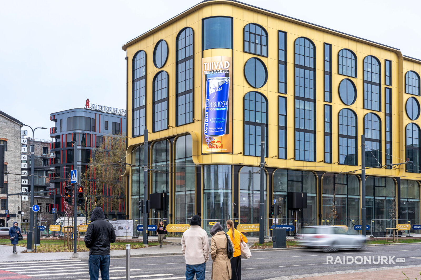 Välimeedia reklaamikampaaniad Tallinna tänavatel, suured digitaalekraanid ja plakatid linnaliikluse taustal.