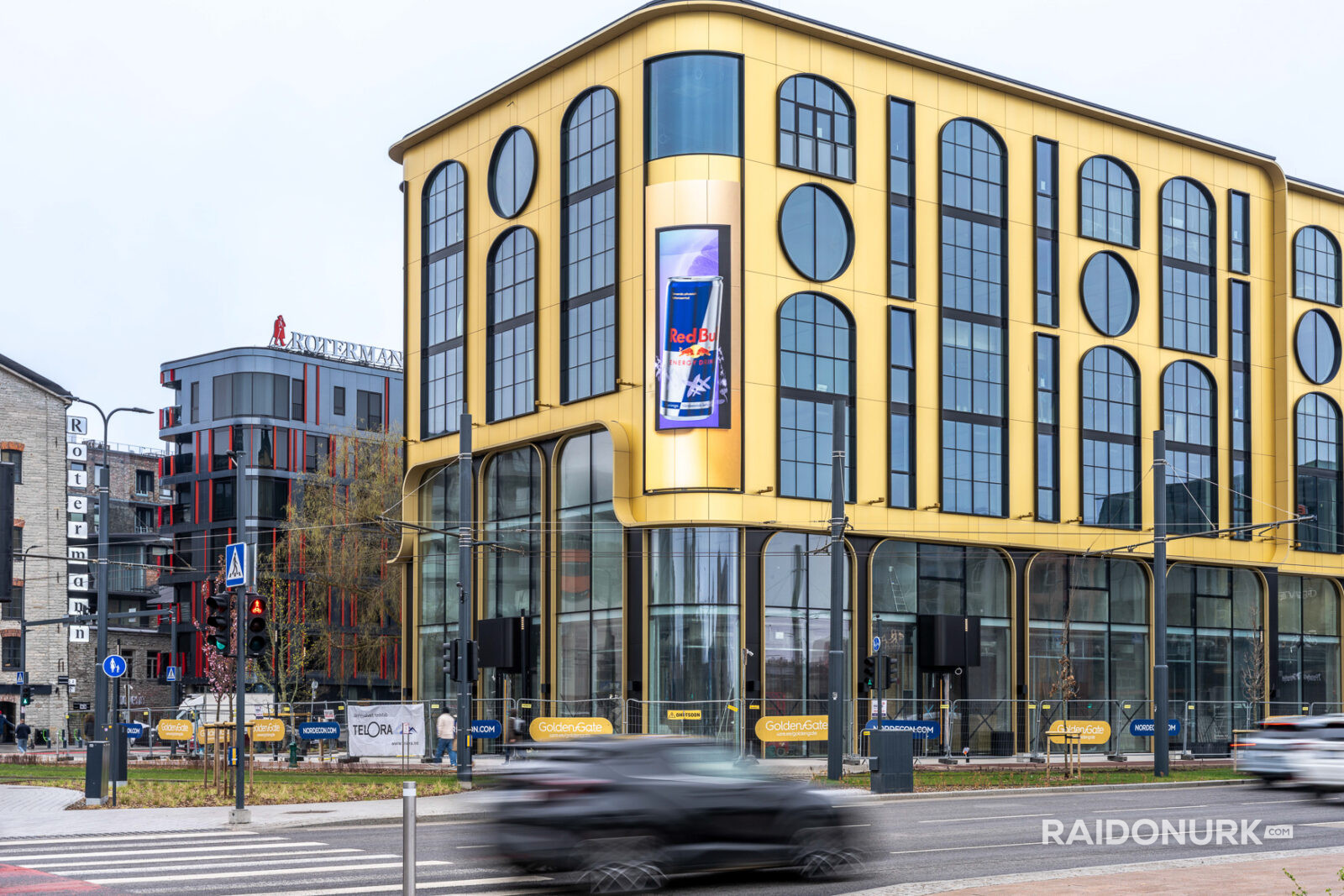 Välimeedia reklaamikampaaniad Tallinna tänavatel, suured digitaalekraanid ja plakatid linnaliikluse taustal.