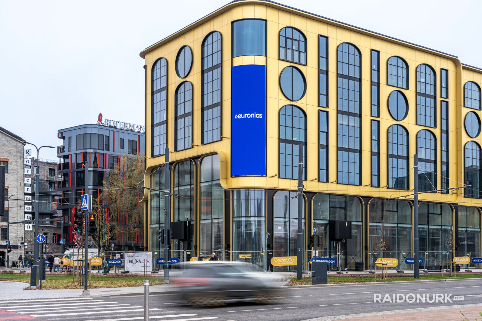 Välimeedia reklaamikampaaniad Tallinna tänavatel, suured digitaalekraanid ja plakatid linnaliikluse taustal.