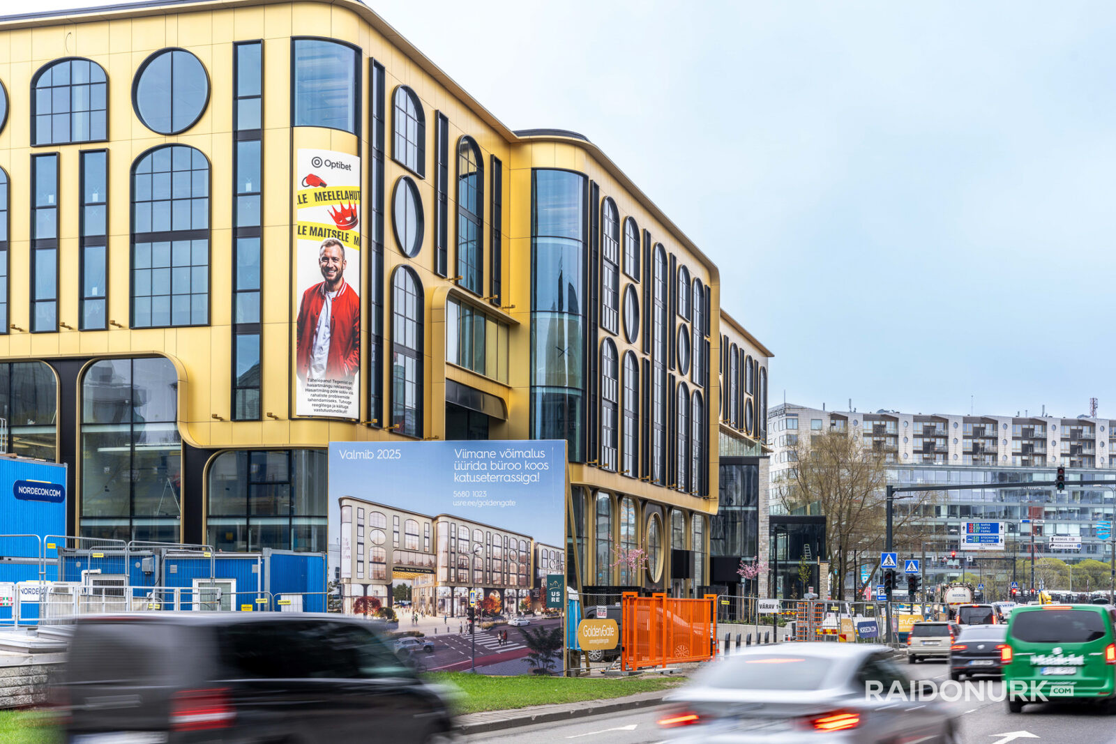 Välimeedia reklaamikampaaniad Tallinna tänavatel, suured digitaalekraanid ja plakatid linnaliikluse taustal.
