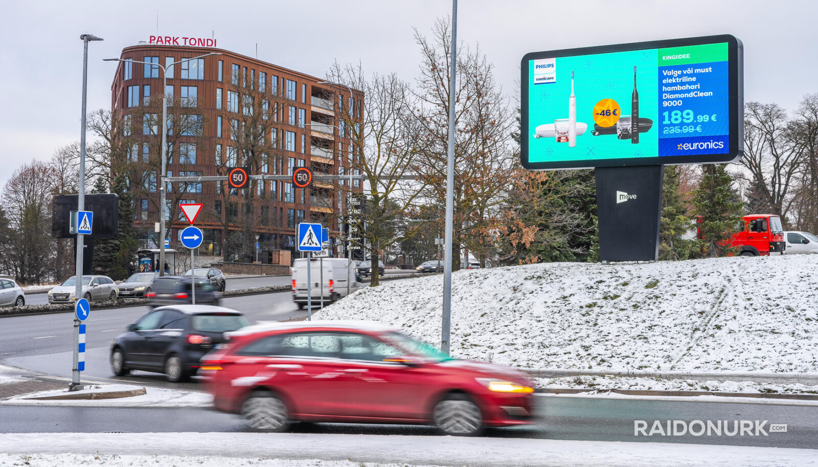 Välimeedia reklaamikampaaniad Tallinna tänavatel, suured digitaalekraanid ja plakatid linnaliikluse taustal.