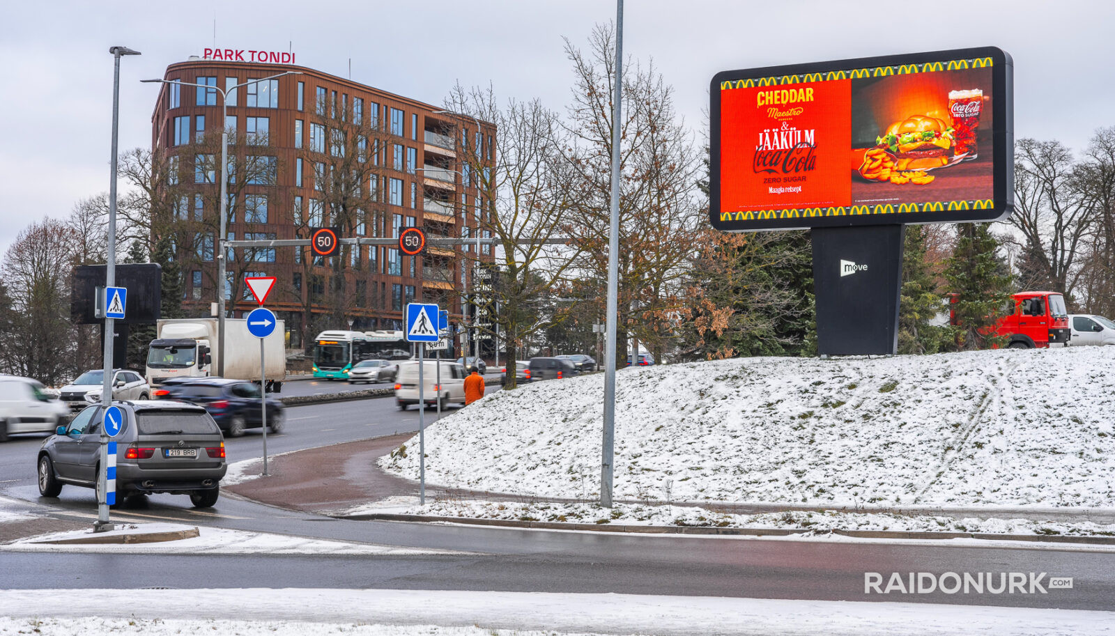 Välimeedia reklaamikampaaniad Tallinna tänavatel, suured digitaalekraanid ja plakatid linnaliikluse taustal.
