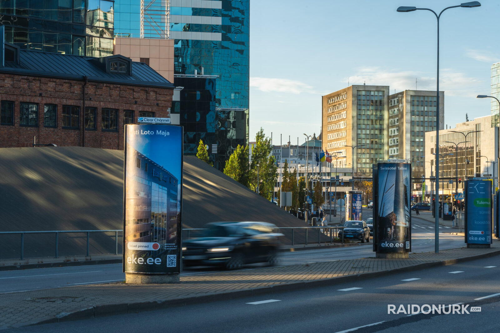 Professionaalne reklaamifotograafia Tallinna linnaruumi välireklaampindadest – jäädvustused kampaaniatest, mis toovad esile asukoha, nähtavuse ja visuaalse mõju. Reklaamifotograaf