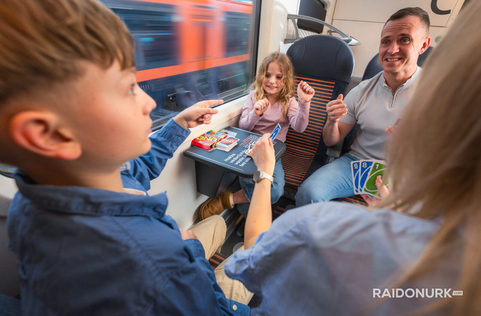 pere reisimas rongis Eestis, Elron perepileti kampaania lifestyle foto