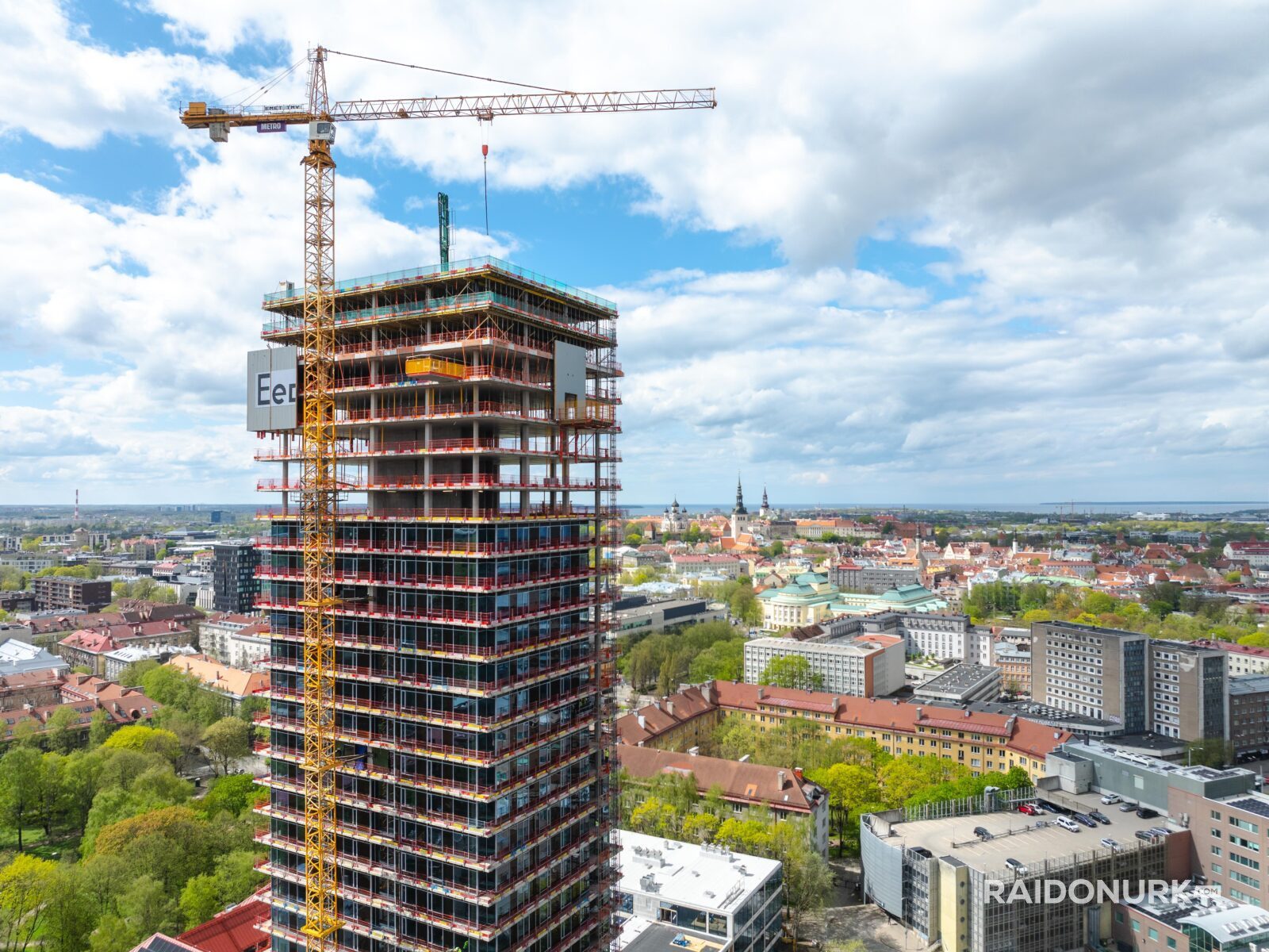 Tallinna kõrghoone ehitusobjekti droonifoto sarikapeo ajal